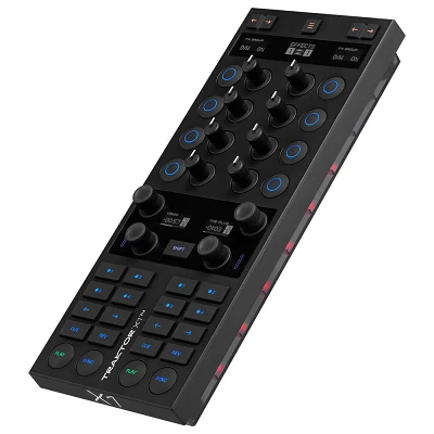 Native Instruments Traktor X1 MK3 Angle